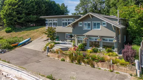 10040 SW Governors Ln, Vashon, WA 98070