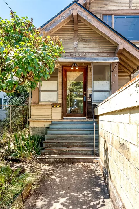 7811 Greenwood Ave N, Seattle, WA 98103