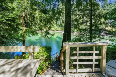 9055 Nisqually Way NE, Bainbridge Island, WA 98110