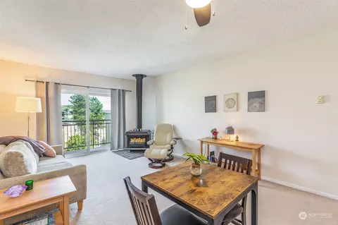 5832 NE 75th St #E302, Seattle, WA 98115