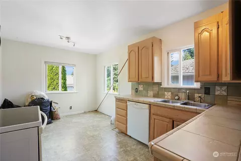 4625 Seahurst Ave, Everett, WA 98203 photo 6