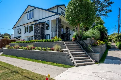 1027 N 49th St, Seattle, WA 98103