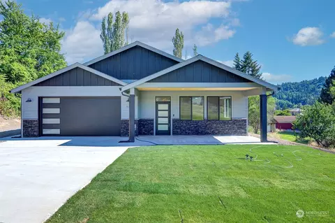 419 Modrow Rd, Kalama, WA 98625