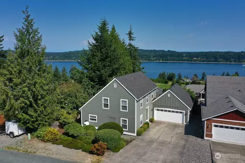 5027 Par Dr, Freeland, WA 98249