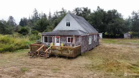 5704 40th St, Long Beach, WA 98631