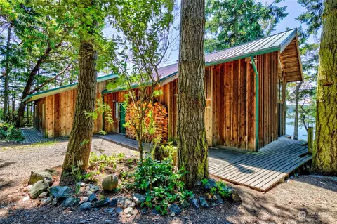 211 Madrona Rd, Nordland, WA 98358