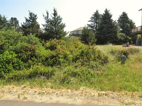 240 S Sand Dune SW, Ocean Shores, WA 98569