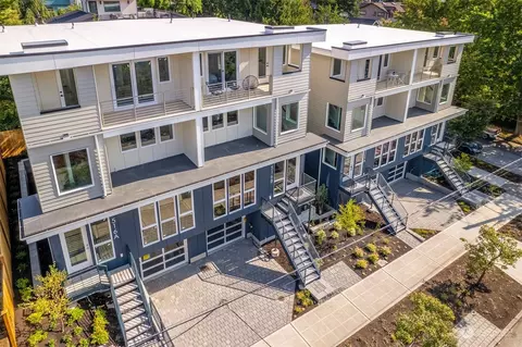 516 N 48th St, Seattle, WA 98103
