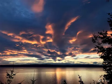 3306 S Camano Dr, Camano Island, WA 98282