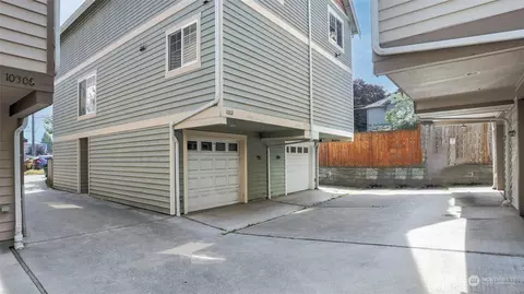 1002 N 105th St #B, Seattle, WA 98133