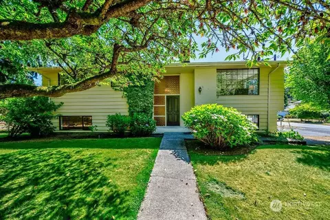 9525 235th St SW, Edmonds, WA 98020