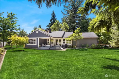 10810 Hart Ln NE, Bainbridge Island, WA 98110