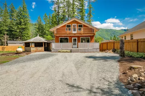 8664 Valley Ct, Maple Falls, WA 98266