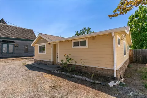 124 E Gibson Ave, Chelan, WA 98816