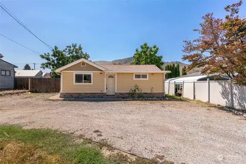 124 E Gibson Ave, Chelan, WA 98816 photo 2