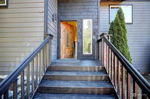 322 S West Camano Dr, Camano Island, WA 98282