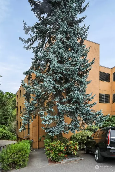 3710 25th Pl W #103, Seattle, WA 98199