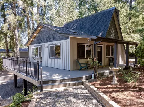 1070 E Trails End Dr, Belfair, WA 98528