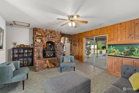 Living - 434 Cispus Rd, Randle, WA 98377 photo 4 of 4