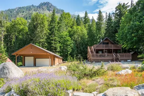 17524 N Shore Dr, Leavenworth, WA 98826