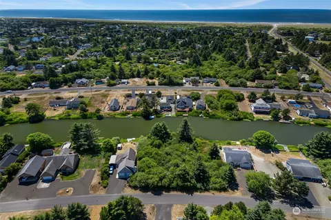 517 Canal Dr SE, Ocean Shores, WA 98569