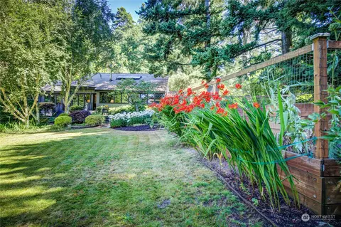 10090 NE Shore Dr, Indianola, WA 98342