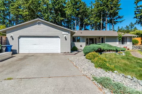 1738 SW Robertson Dr, Oak Harbor, WA 98277