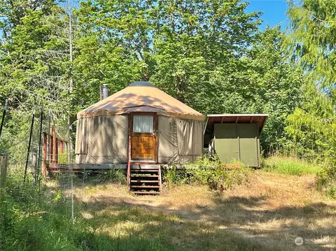 800 Cockscomb Ln, Randle, WA 98937