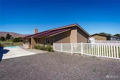210 Pear Pl SW, Mattawa, WA 99349