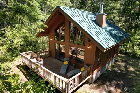 1461 N Potlatch Dr, Hoodsport, WA 98548