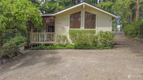 21 E Crest Dr, Belfair, WA 98528