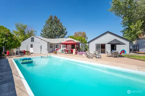 419 W Loop Dr, Moses Lake, WA 98837