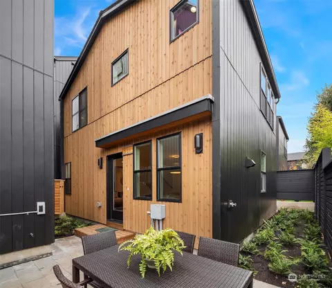 531 N 87th St, Seattle, WA 98103