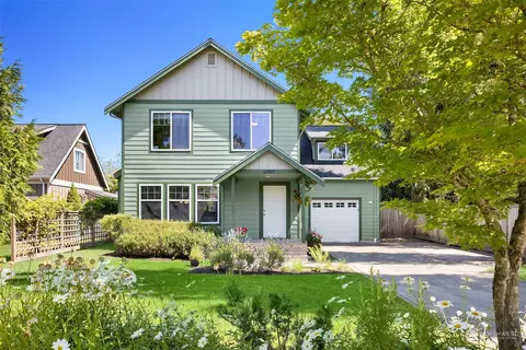2465 Soundview Dr NE, Bainbridge Island, WA 98110