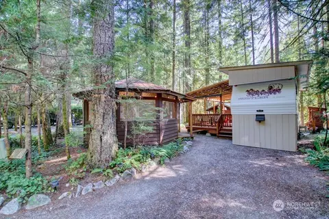 61 Riverside Dr, Deming, WA 98244