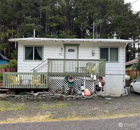 41 N 4th St, Pacific Beach, WA 98571