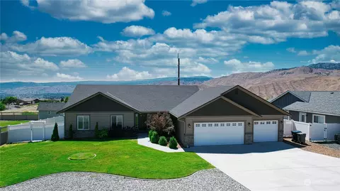 812 Autumn Crest Dr, Wenatchee, WA 98801
