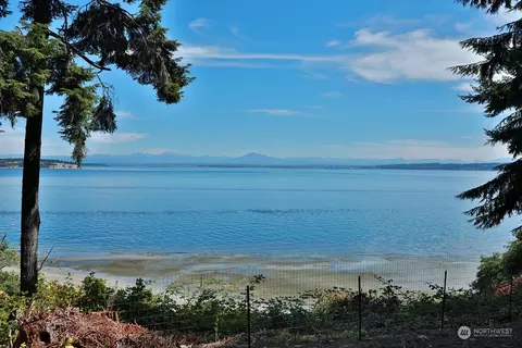 6317 Wilson Ave, Clinton, WA 98236