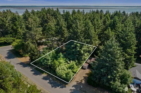 792 Copalis Ave NE, Ocean Shores, WA 98569