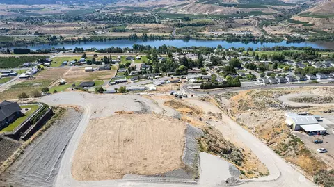 925 S Noble Moonburn Ln, East Wenatchee, WA 98802