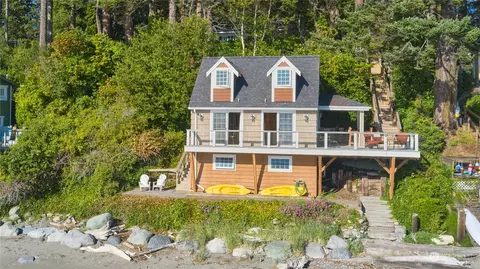 407 W Bluff Rd, Point Roberts, WA 98281