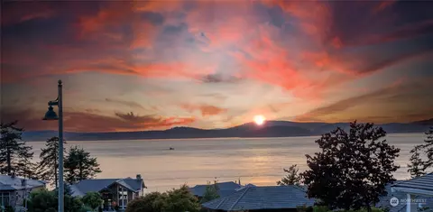 2413 Washington Ct, Anacortes, WA 98221