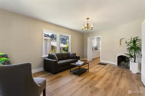 208 E Section St, Mount Vernon, WA 98273 photo 4