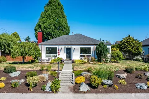 1110 8th St, Anacortes, WA 98221