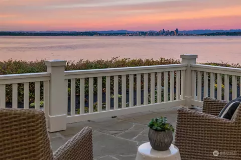11162 NE Country Club Rd, Bainbridge Island, WA 98110