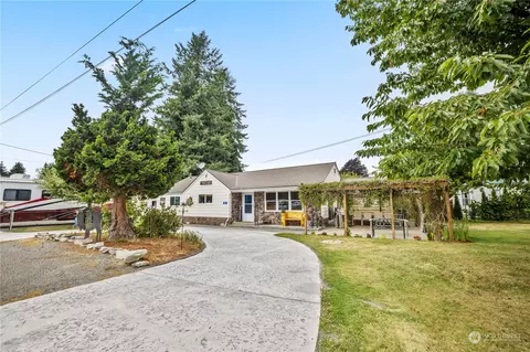 821 E Olympia Ave, Burlington, WA 98233