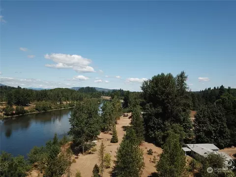 2333 Larsen Ln, Castle Rock, WA 98611