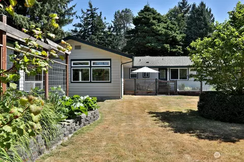 512 Dolphin Dr, Freeland, WA 98249