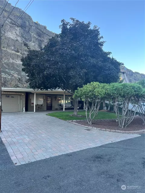 32727 NE Lakeshore Dr, Coulee City, WA 99115