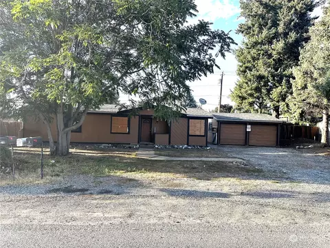 953 Tedford St SE, East Wenatchee, WA 98802
